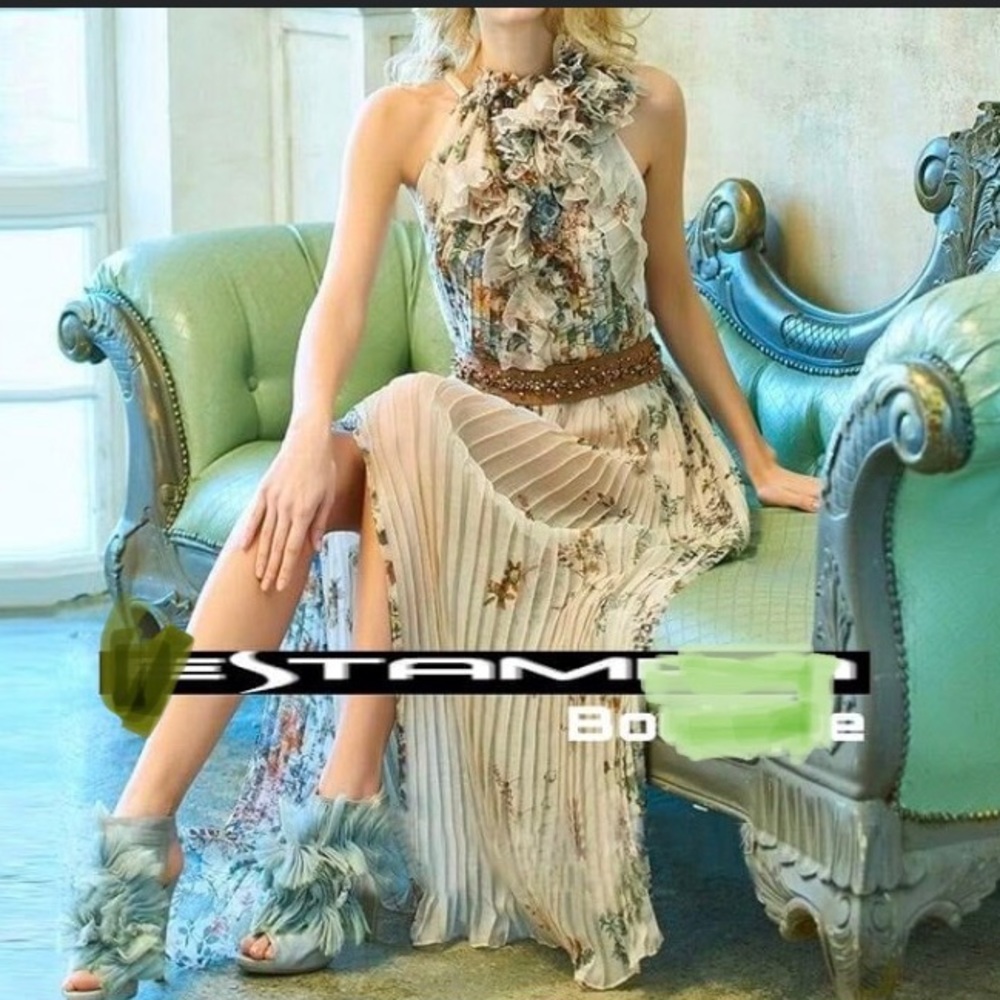 Sleeveless pleated maxi dress in a floral print size M